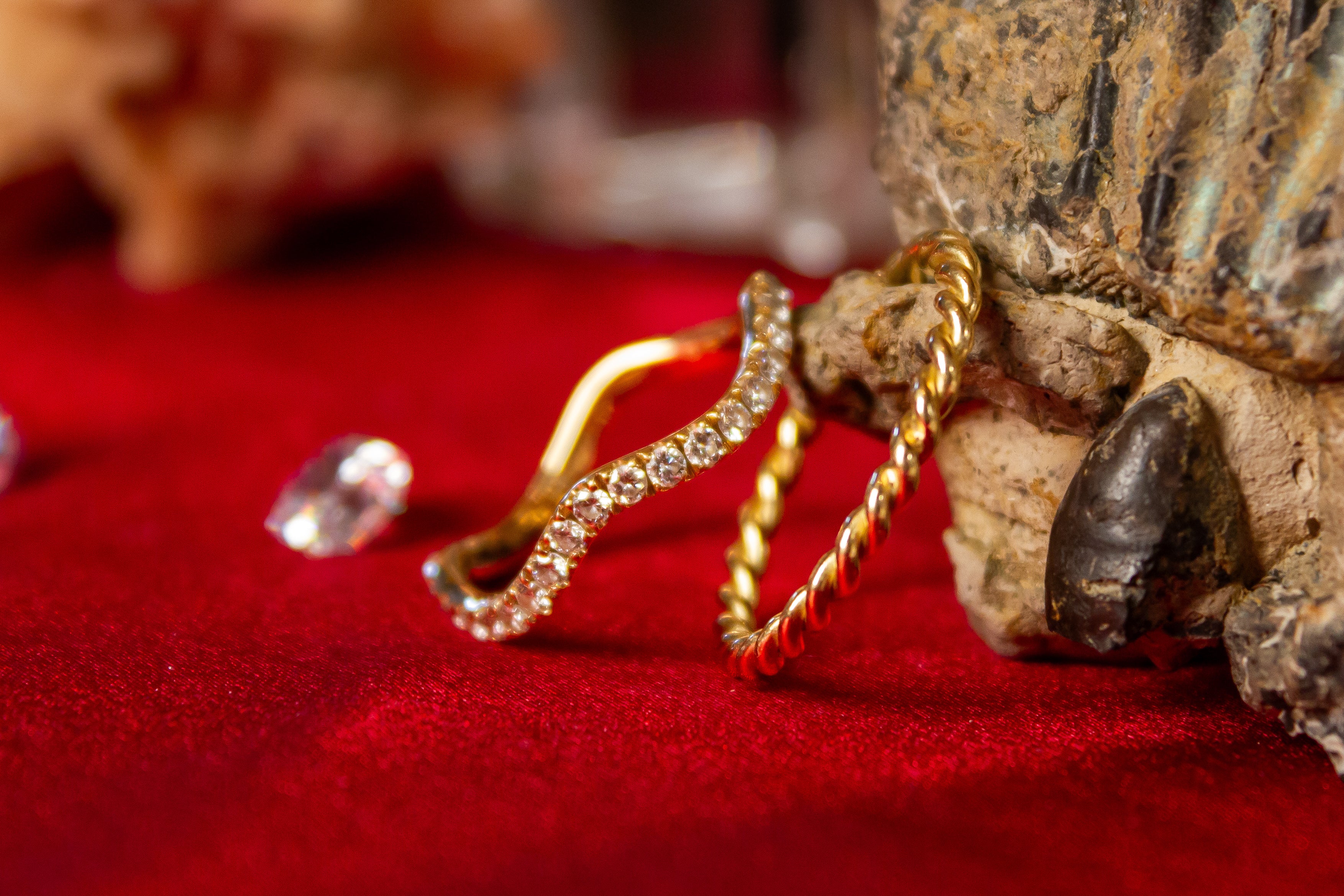 18K yellow gold braided wedding band image 1