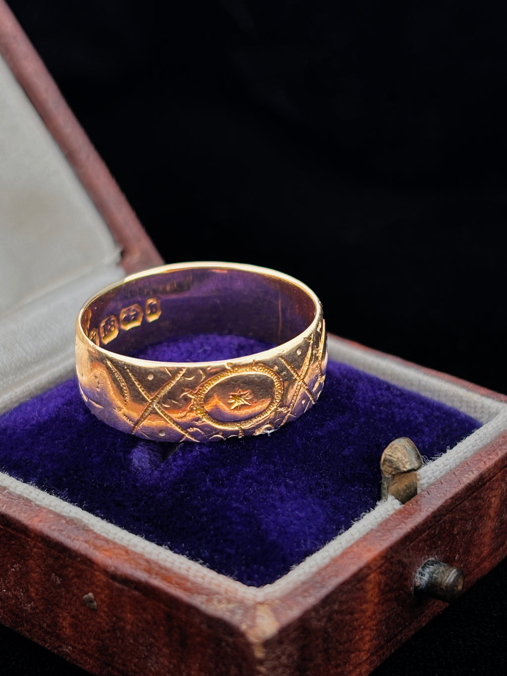 Super Flat Antique Cigar Engraved Band 18ct Gold