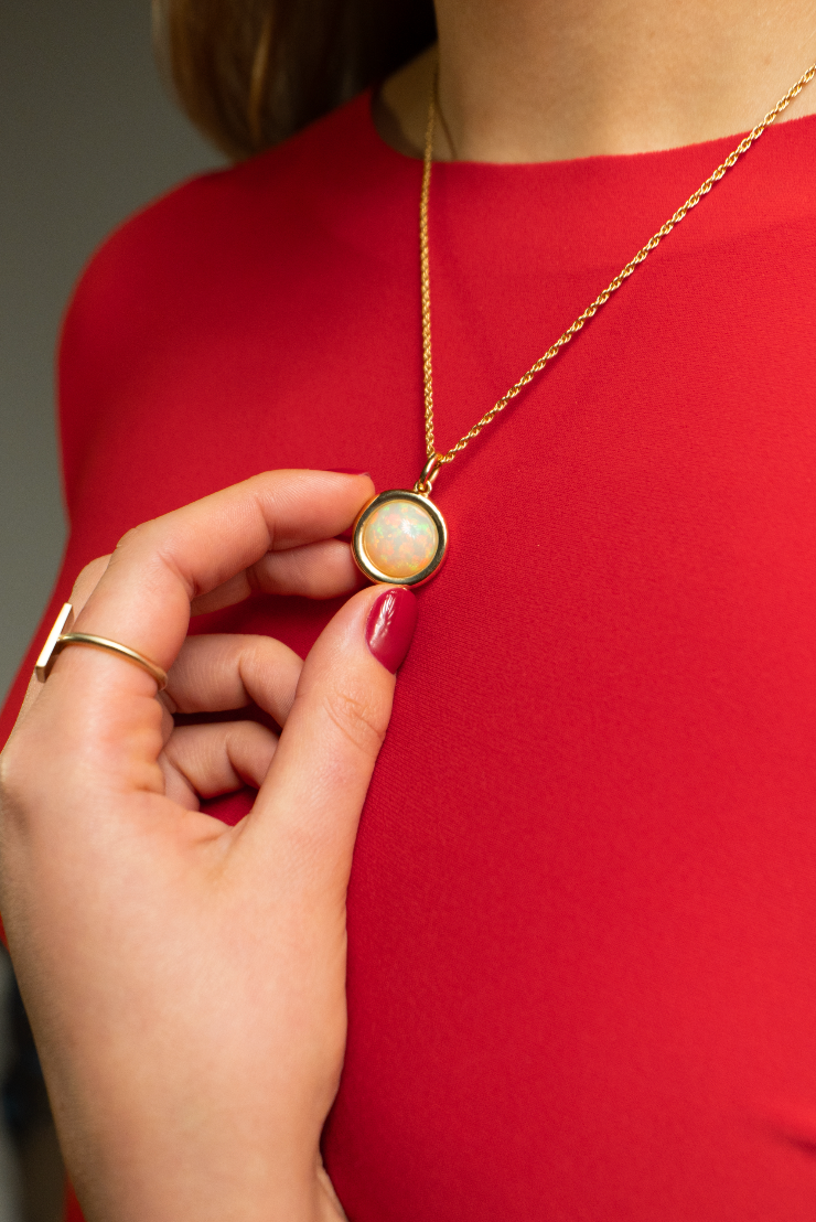 Opal Pendant Necklace in 18K yellow gold