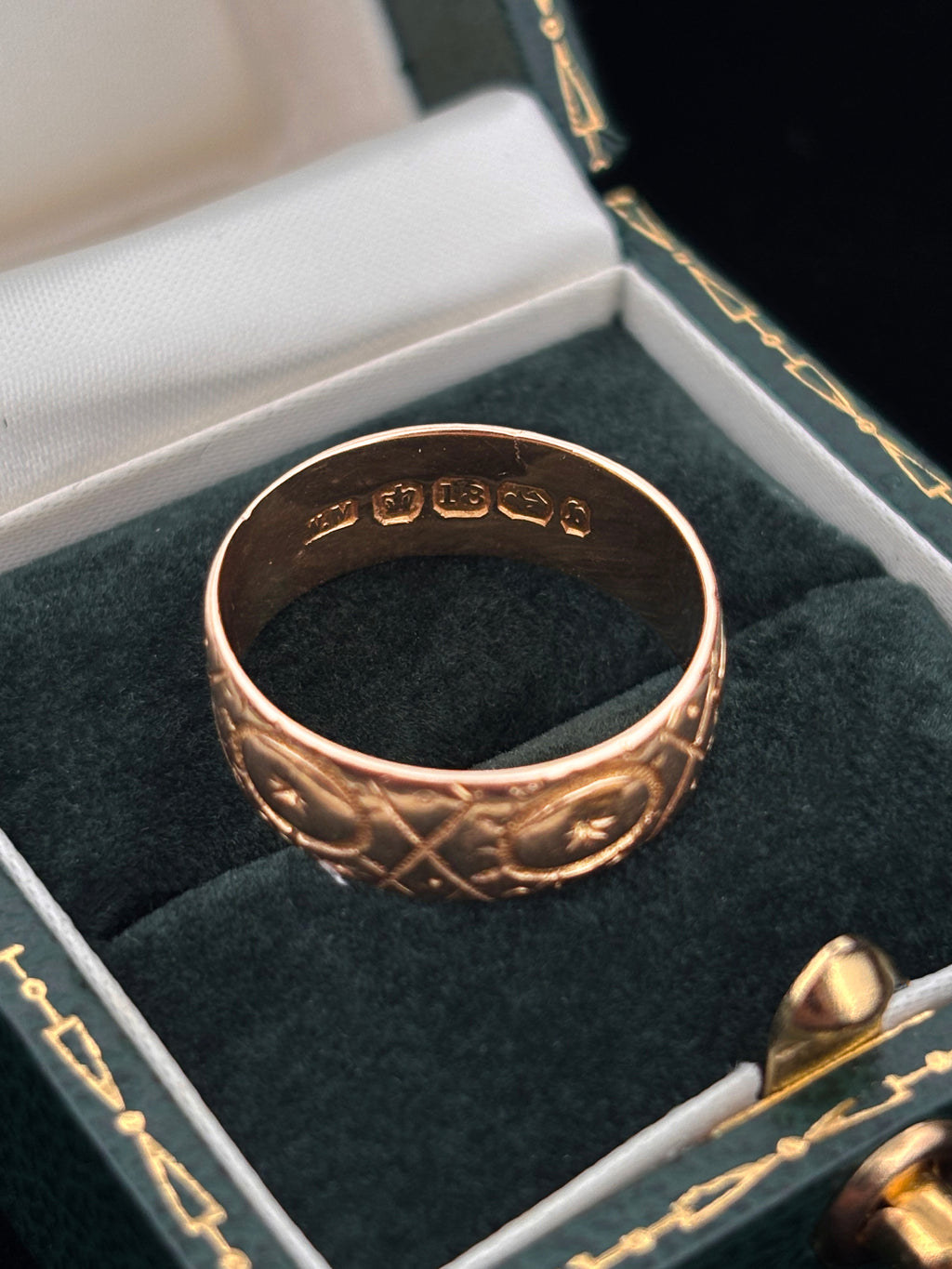 Super Flat Antique Cigar Engraved Band 18ct Gold